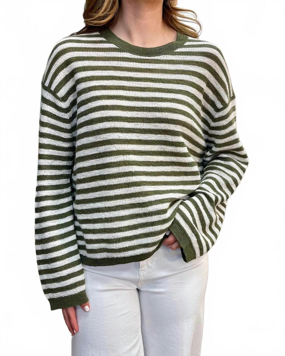NEW CLOSED hunter crew top in 689